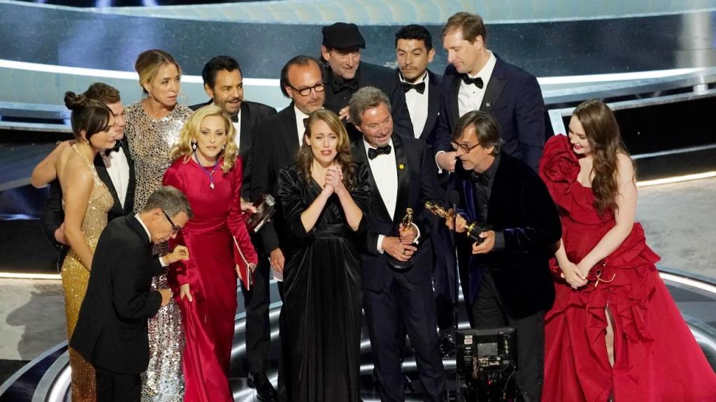 Elenco de CODA, que recebeu o Óscar de melhor filme (Jordan Strauss/Invision/AP)