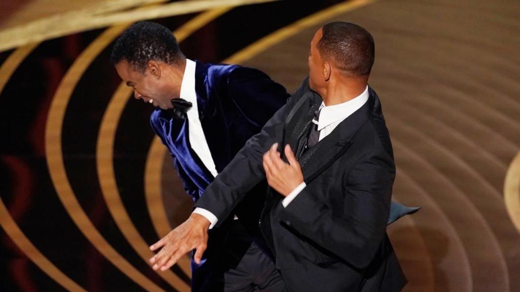 Will Smith atinge o apresentador Chris Rock no palco, na apresentação do prémio de melhor documentário nos Óscares, no Dolby Theatre, em Los Angeles (Chris Pizzello/AP)