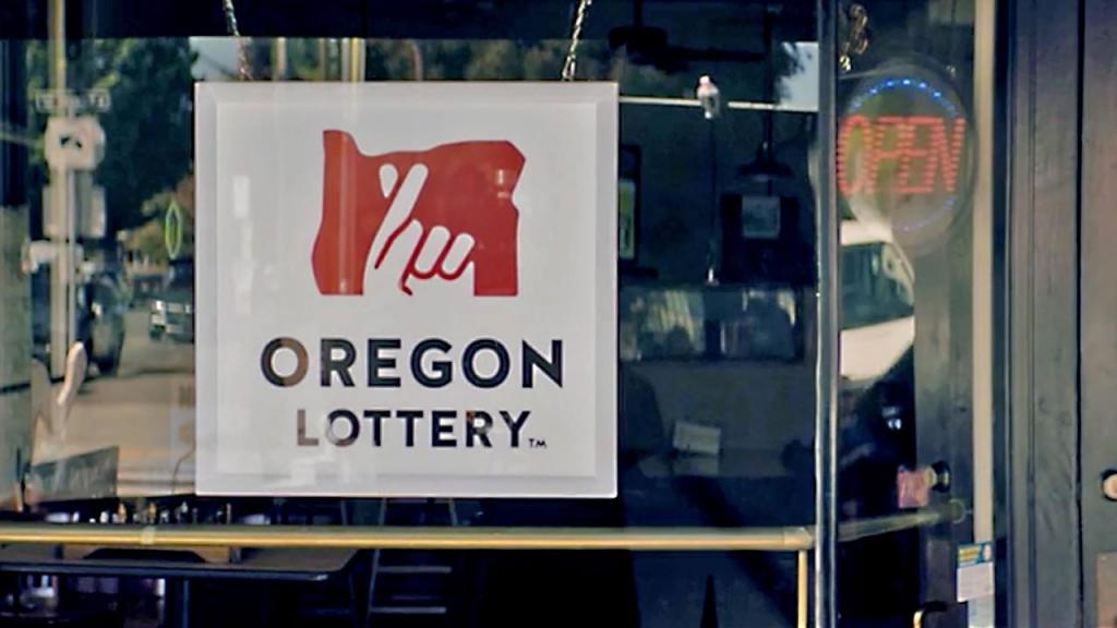 De forma inesperada, um homem ganhou milhões de dólares depois de verificar um bilhete de lotaria que tinha comprado meses antes.