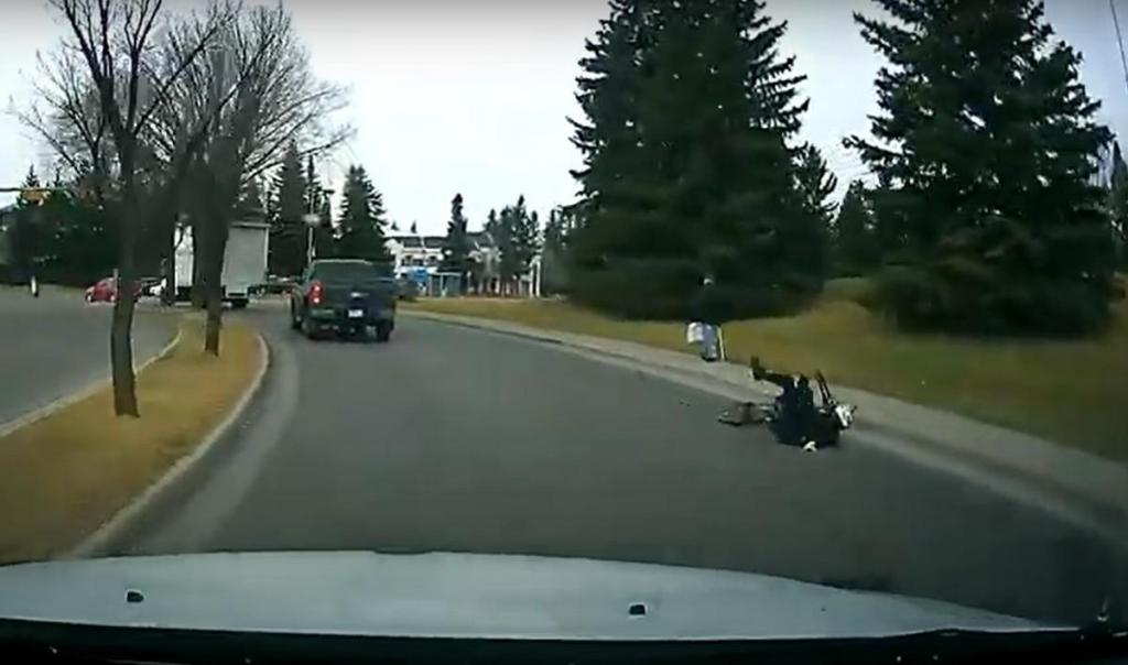 Ciclista sofre acidente (captura YouTube)