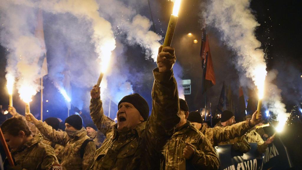 Membros do regimento Azov e veteranos marcham com tochas para celebrar o Dia do Defensor da Ucrânia, em Kiev, a 14 de outubro de 2016. Foto: GENYA SAVILOV/AFP via Getty Images