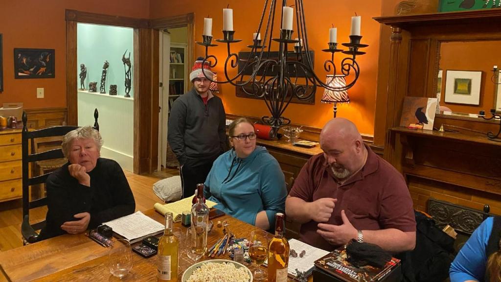 (A partir da esquerda) Ivy Vann convida os seus amigos apreciadores de Dungeons & Dragon Liam Costello, Alyssa LeBlanc e Steve Brouillette para um jogo em Peterborough, New Hampshire.