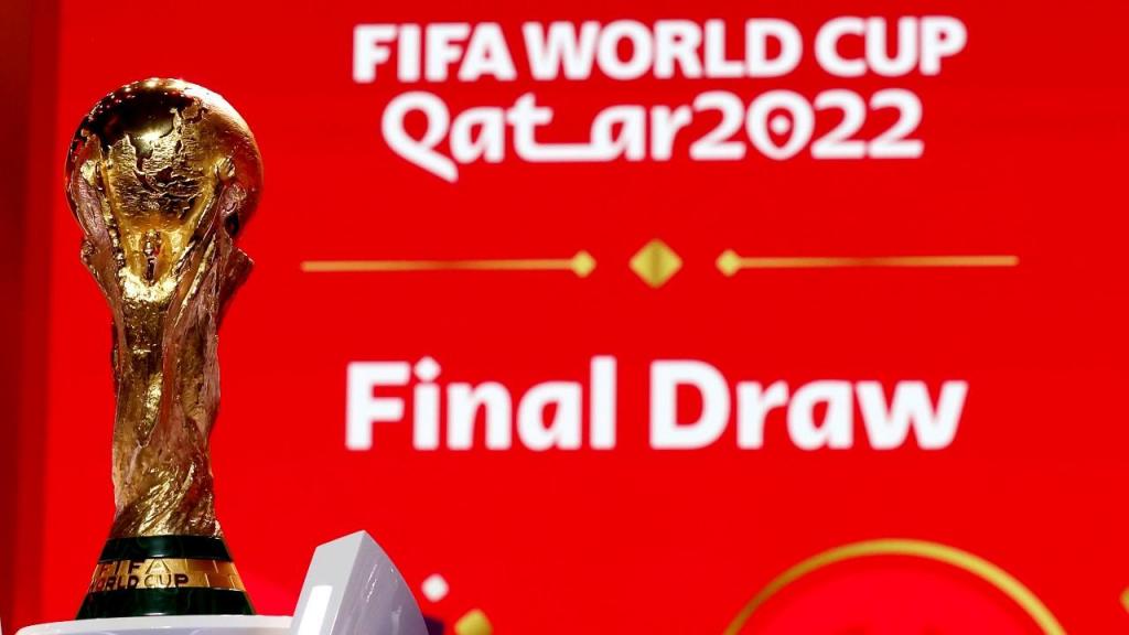 Troféu do Mundial, no sorteio da fase final do Mundial 2022, no Qatar (Getty Images)
