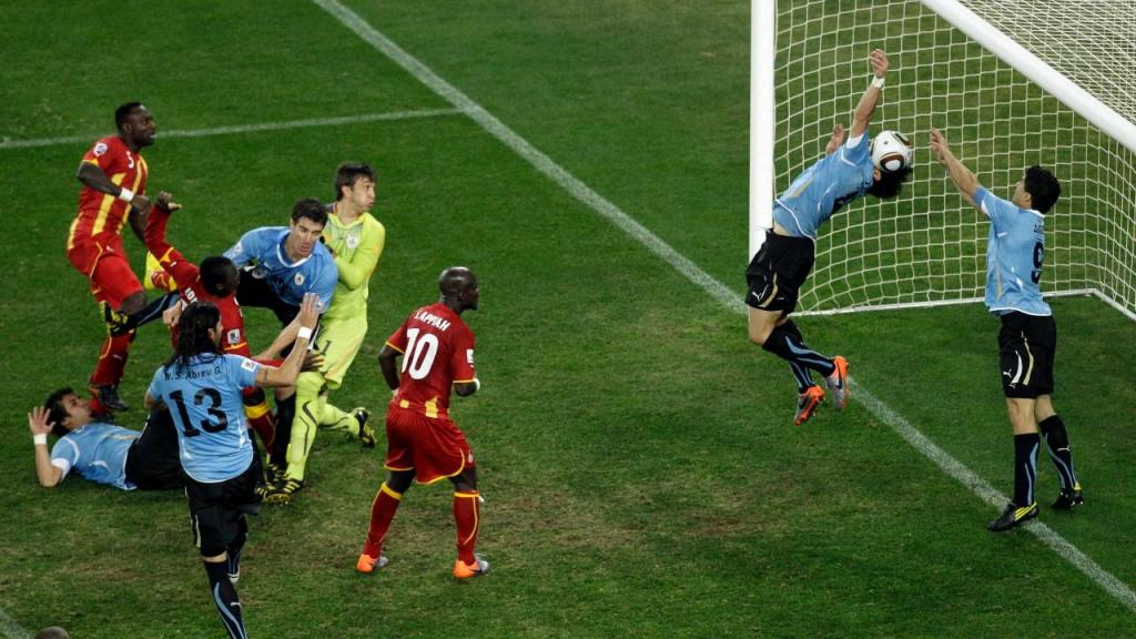 Uruguai-Gana no Mundial 2010, marcado por uma mão de Luis Suárez que negou golo aos africanos (Themba Hadebe/AP)