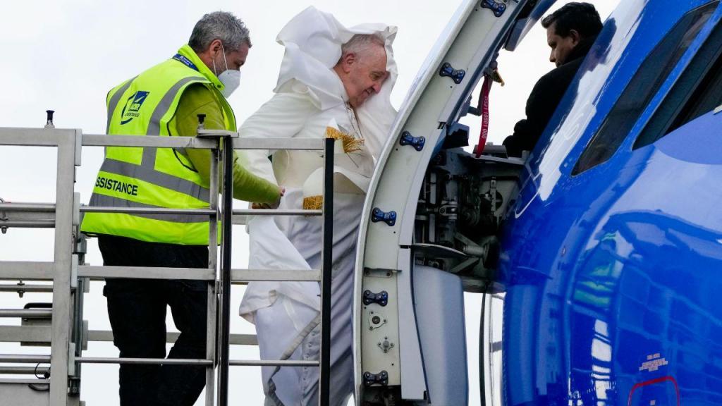 Papa Francisco utiliza, pela primeira vez, plataforma elevatória para embarcar num avião (AP Photo/Alessandra Tarantino)