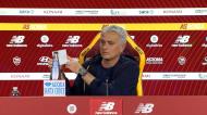 Mourinho «adivinha» pergunta e entrega papel aos jornalistas (vídeo/AS Roma)