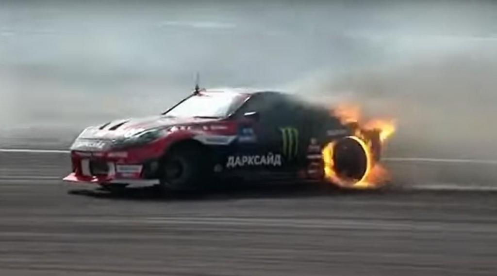 Nissan 370Z pega fogo em drift (captura YouTube)