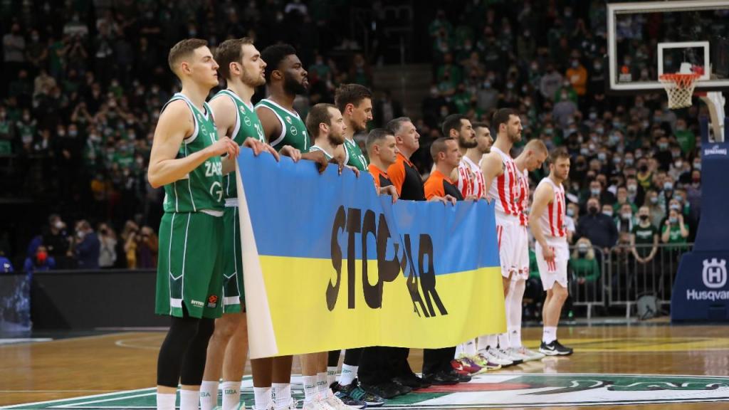 Euroliga de basquetebol: jogadores do Zalgiris seguram faixa «Parem a guerra» em alusão à Ucrânia, por oposição ao Estrela Vermelha (Getty Images)