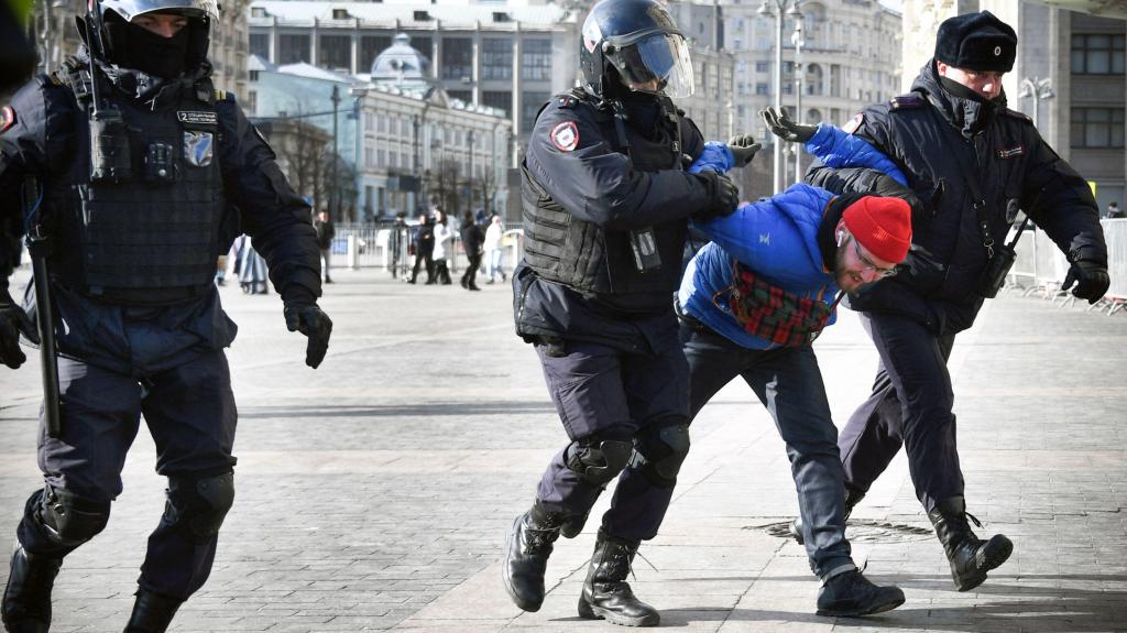Agentes da polícia detêm um manifestante no centro de Moscovo a 13 de março - mas nenhuma oposição à guerra é mostrada na televisão estatal russa. Foto: AFP via Getty Images