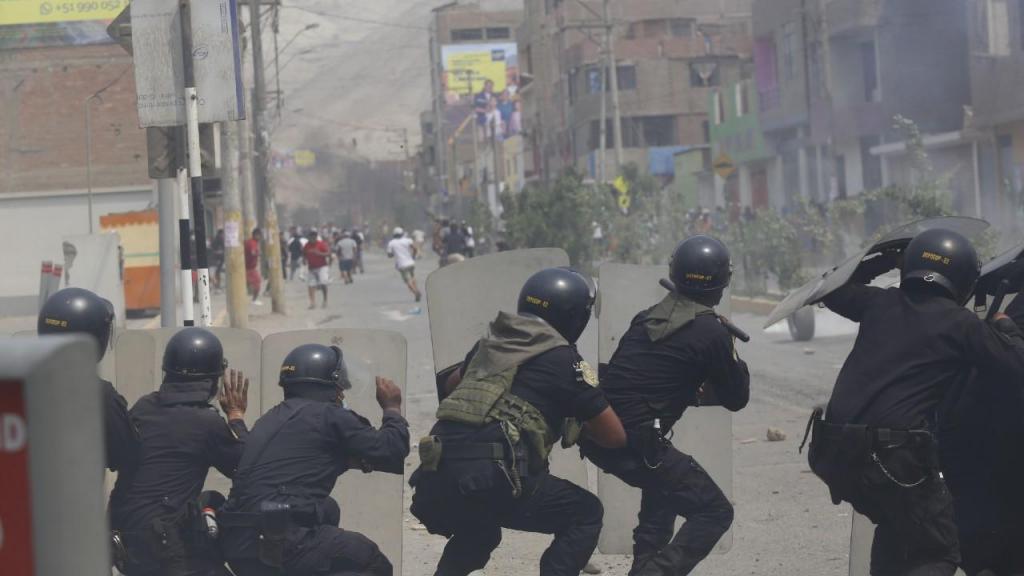 Confrontos em Lima (Getty Images)