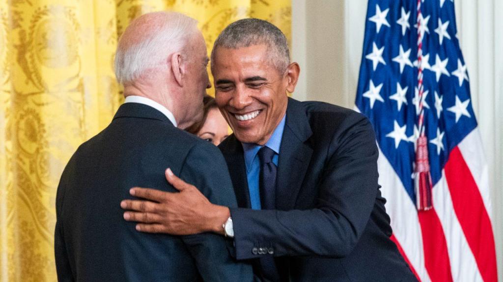 Joe Biden e Barack Obama voltam a estar juntos na Casa Branca (EPA/SHAWN THEW)