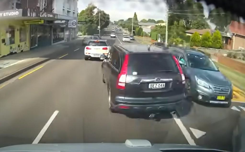 Ultrapassagem perigosa provoca acidente (captura YouTube «Dash Cam Owners Australia»)