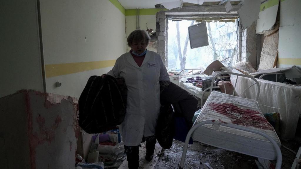 Destroços da maternidade de Mariupol após ataque (Evgeniy Maloletka/AP)
