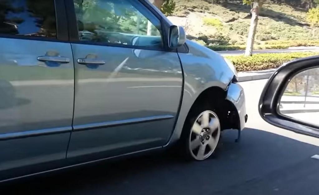 Veículo segue com a jante a rodar nos asfalto (captura YouTube)