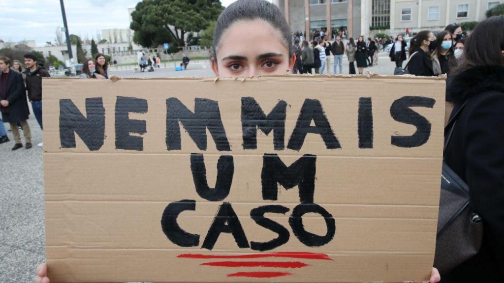 Manifestante junto à Reitoria da Universidade de Lisboa, em protesto "Contra o Assédio nas Universidades", convocado pelo Movimento contra o Assédio no Meio Académico (Manuel de Almeida / Lusa)