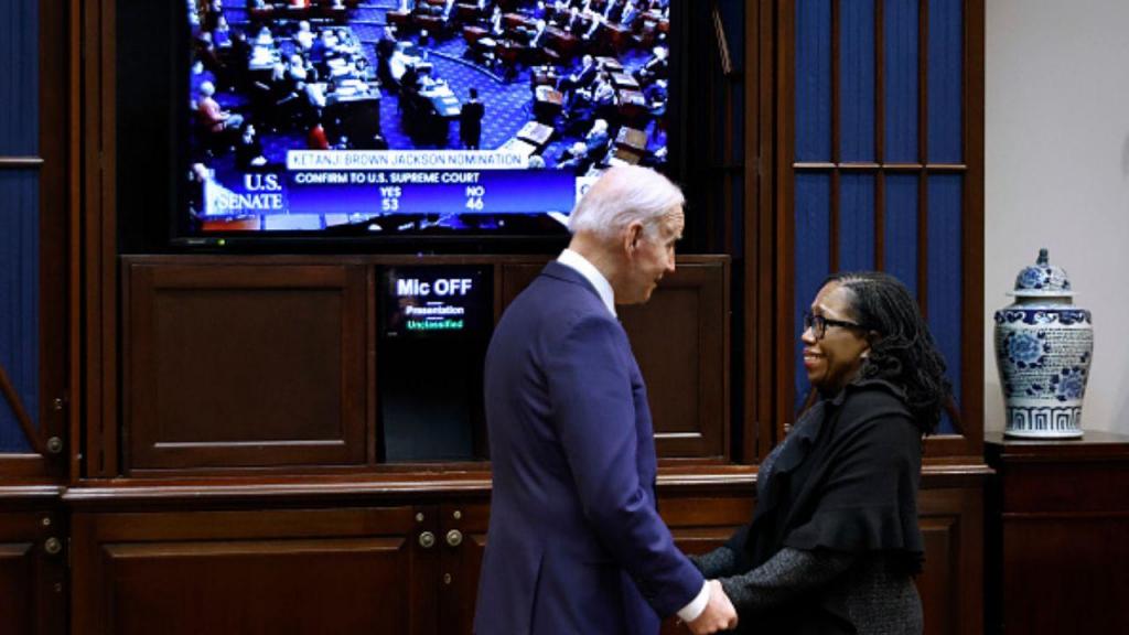 Ketanji Brown Jackson, a primeira juíza negra no Supremo Tribunal dos EUA ao lado do presidente dos EUA, Joe Biden (Getty Images)