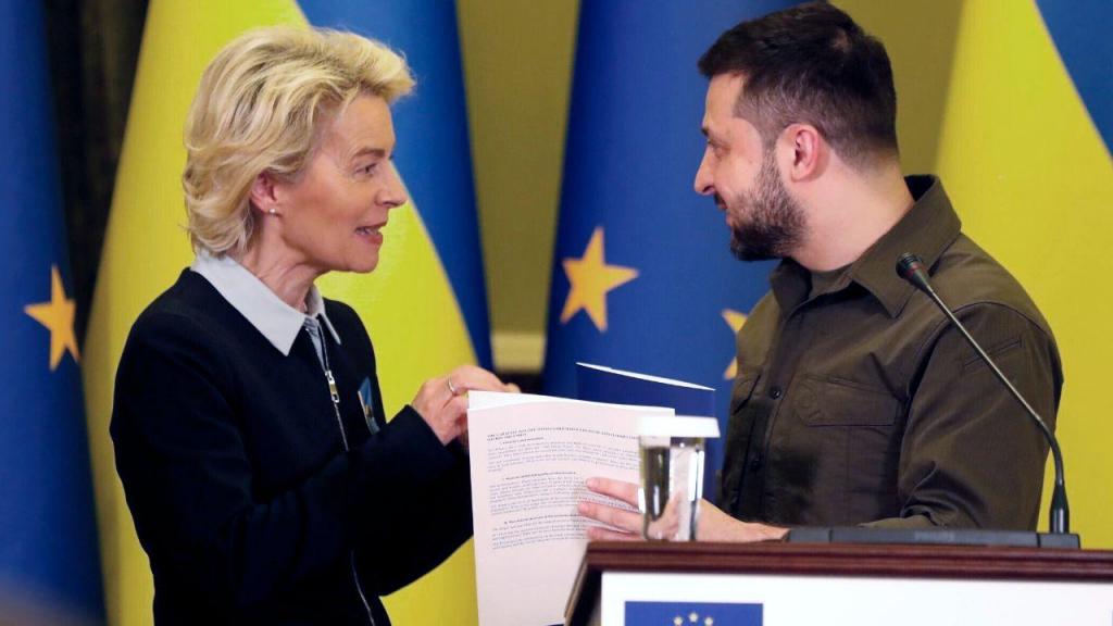 Ursula von der Leyen entrega questionário que dá início ao processo de adesão da Ucrânia à UE (AP Photo/Adam Schreck)