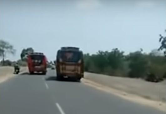 Autocarros fazem corrida (captura YouTube «NDTV»)