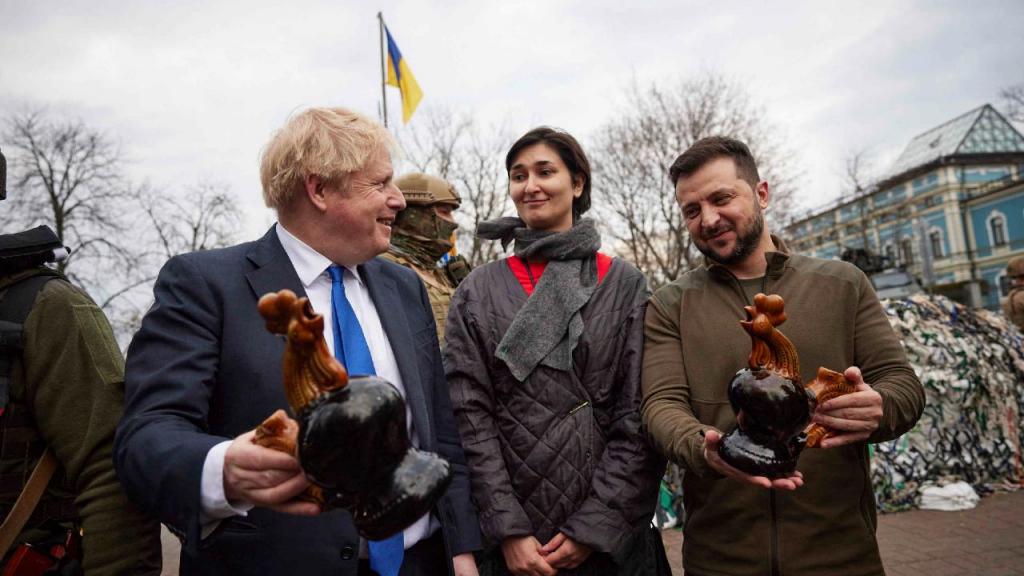 Boris Johnson e Volodymyr Zelensky recebem galo de cerâmica em Kiev (AP)