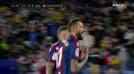 Dani Alves faz penálti descarado e «El Comandante» Morales marca ao Barça