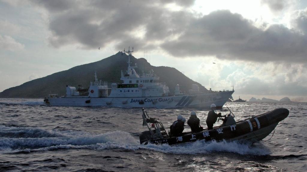 Forças japonesas ao largo das Ilhas Senkaku (Ilhas Diaoyu para a China)