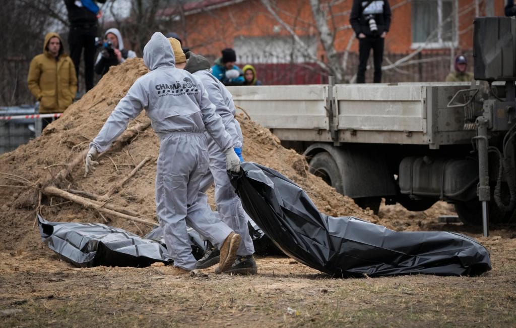 Exumação de corpos em Bucha (Efrem Lukatsky/AP)