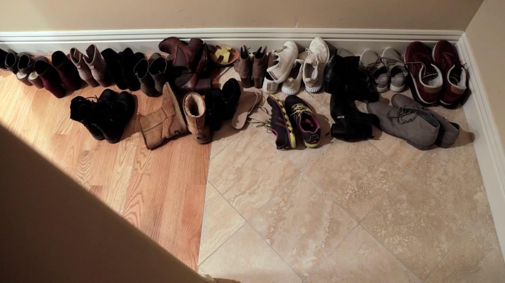 Deixar os sapatos à porta pode impedir que agentes patogénicos potencialmente nocivos entrem em sua casa. Foto: Carlos Avila Gonzalez/San Francisco Chronicle via AP