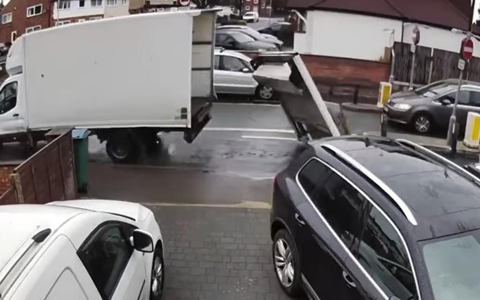 Acidente na rua dos pilaretes em Watford (captura YouTube «My local News»)