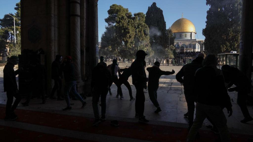 Confrontos entre palestinianos e polícia israelita em Jerusalém (Mahmoud Illean/AP)