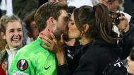 Trapp recebe beijo da mulher após eliminar o Barcelona (Getty)