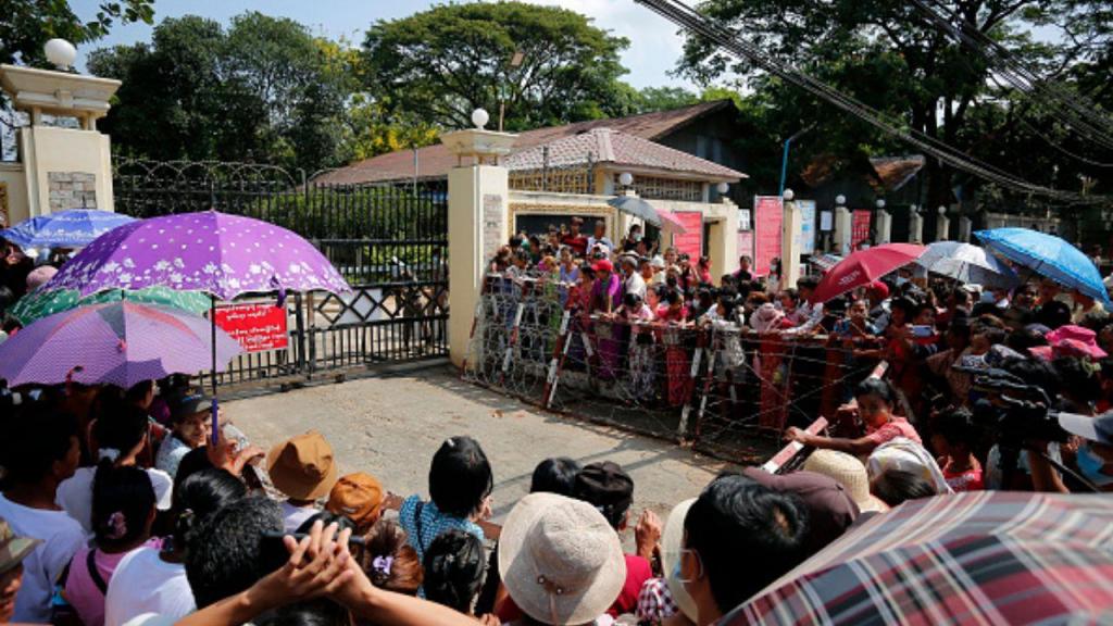 Familiares esperam a libertação de prisioneiros em Yangon, Myanmar (Getty Images)