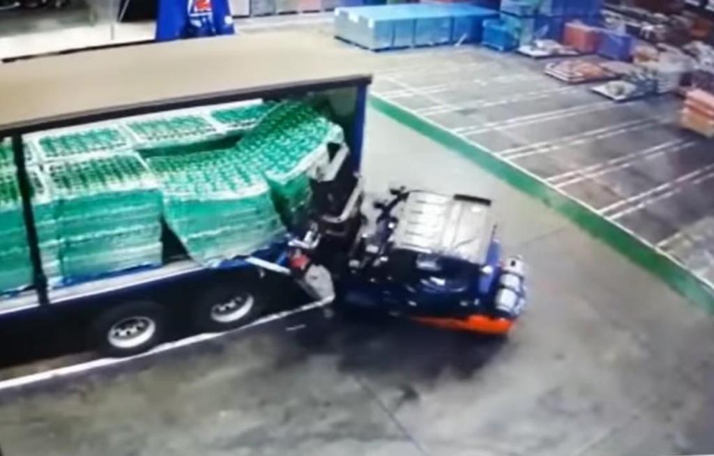 Empilhadora arrastada por camião (captura YouTube)