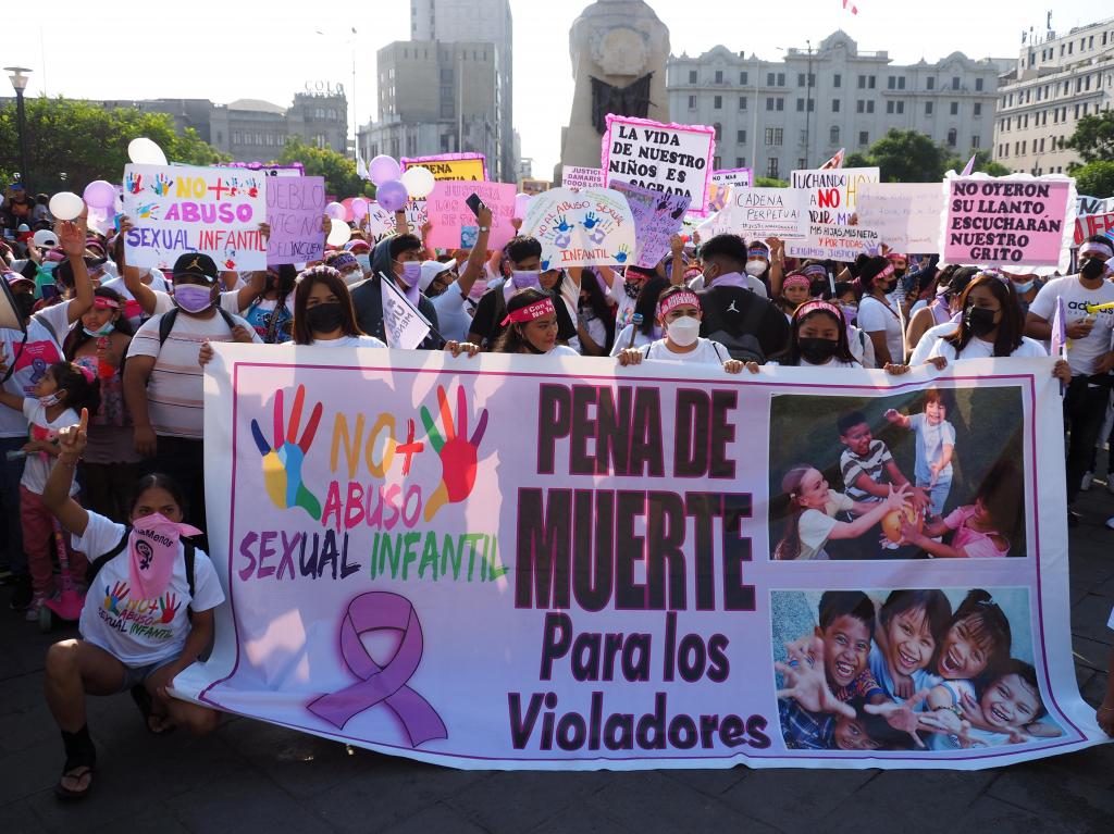 Manifestação no Peru após ter sido conhecido o caso de uma menina de três anos que foi raptada e violada