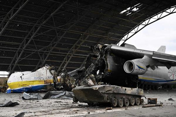 A aeronave AN-225 sofreu grandes danos durante a batalha pelo aeródromo de Hostomel perto de Kiev. (Genya Savilov/AFP/Getty Images)