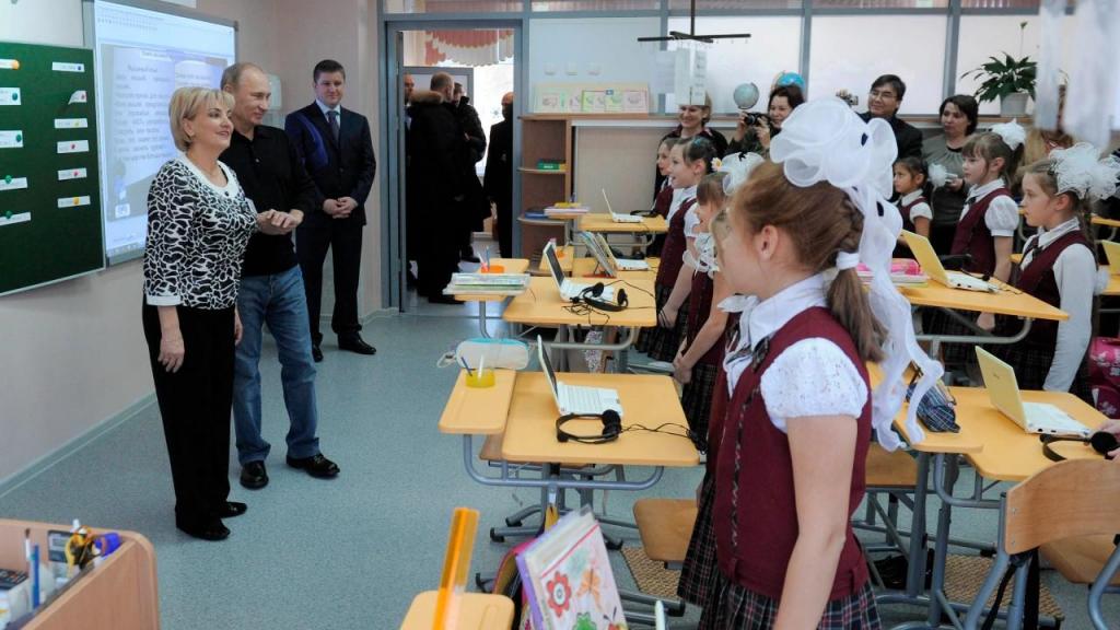 Vladimir Putin visita escola na Sibéria (AP)
