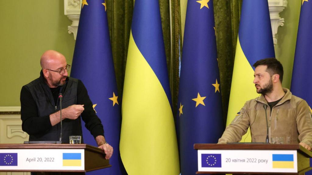 O presidente do Conselho Europeu Charles Michel e o presidente da Ucrânia Volodymyr Zelensky (EPA/Dario Pignatelli)