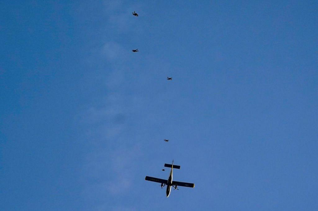 Exercício de paraquedistas provocou susto no Capitólio (Alex Brandon/AP)
