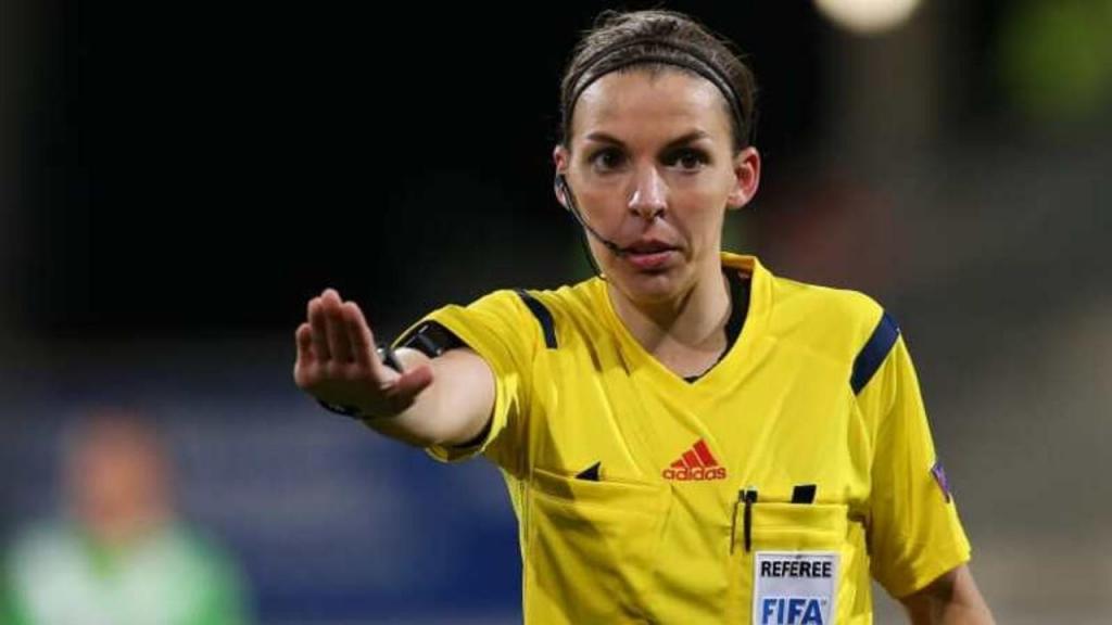 Stéphanie Frappart vai ser a primeira mulher a arbitrar a final da Taça de França