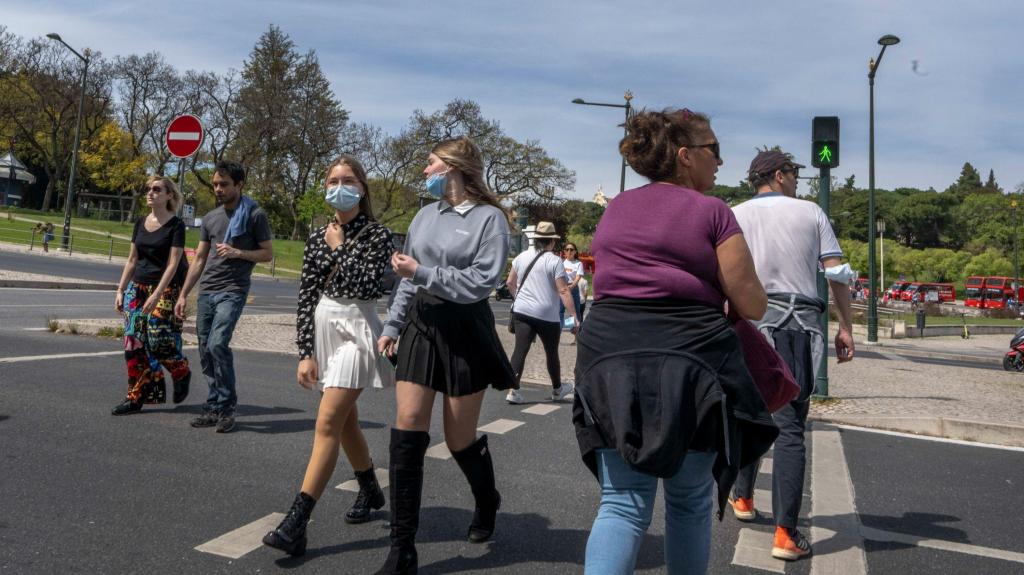 Máscaras na rua em Lisboa durante a pandemia de covid-19. Foto: Jorge Mantilla/NurPhoto via Getty Images