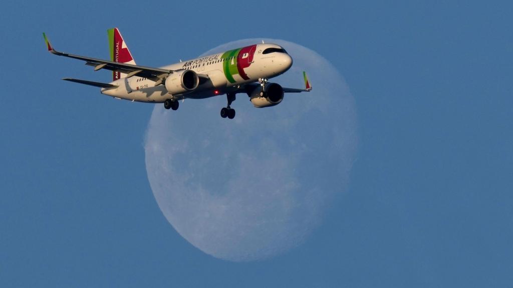 Avião da TAP A320 aproxima-se do aeroporto de Lisboa. Foto: Armando França/AP