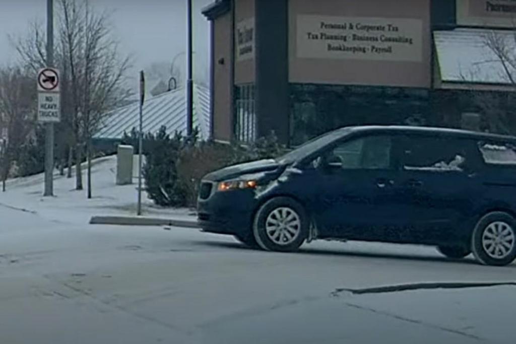 Condutor assusta-se com aproximação de outro veículo (captura YouTube)