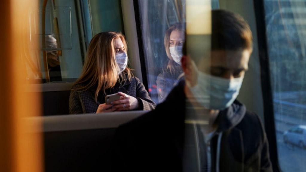 Usar máscara nos transportes públicos (Getty Images)