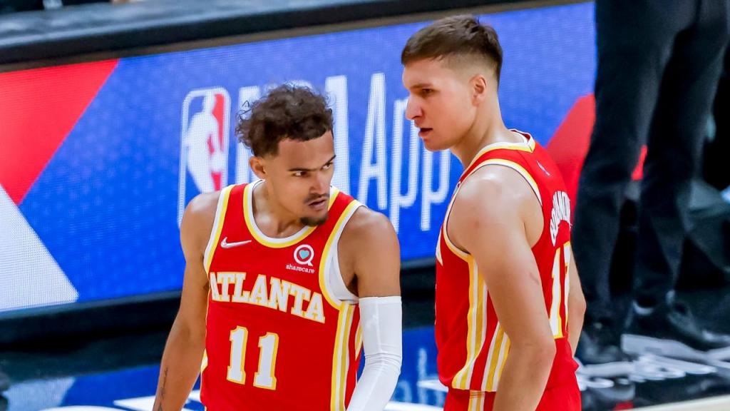 Trae Young e Bogdan Bogdanovic no jogo três entre Atlanta Hawks e Miami Heat