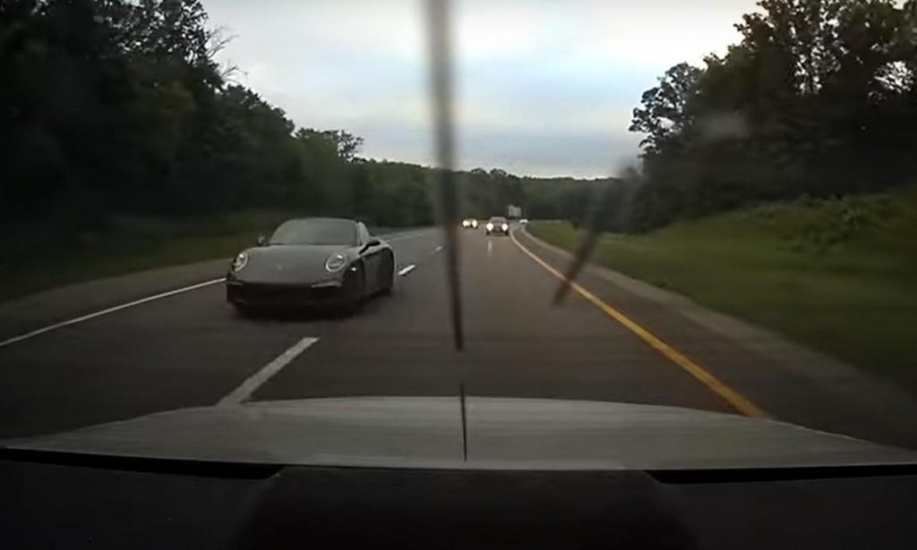 Porsche tenta ultrapassar Infiniti (captura YouTube)