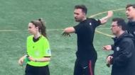 Luis Morales, treinador do CF Bufalà, simula agressão à árbitra
