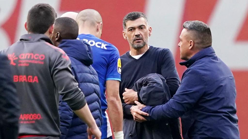Treinador do FC Porto, Sérgio Conceição, mostrou irritação junto da equipa de arbitragem após a derrota em Braga