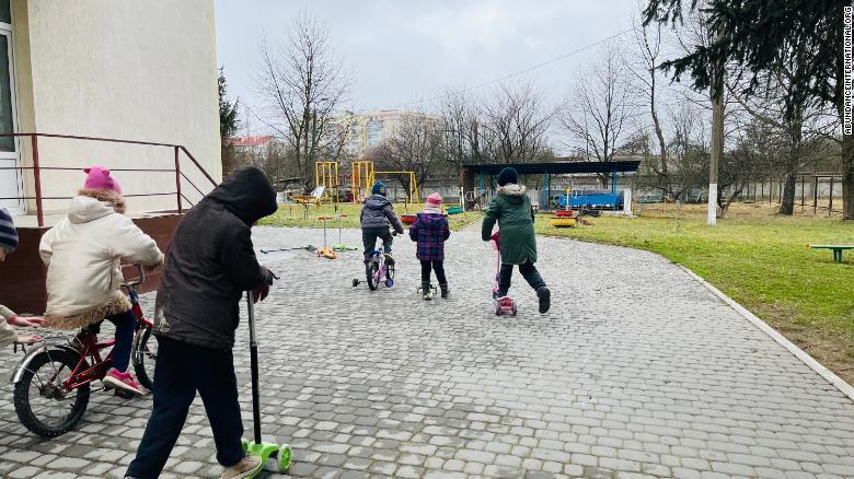 Crianças de um orfanato para necessidades especiais em Vinnytsia ainda não deixaram a Ucrânia. Mark Davis, da Abundance International, disse que por enquanto é mais seguro ficar naquela zona do país do que tentar atravessar a fronteira