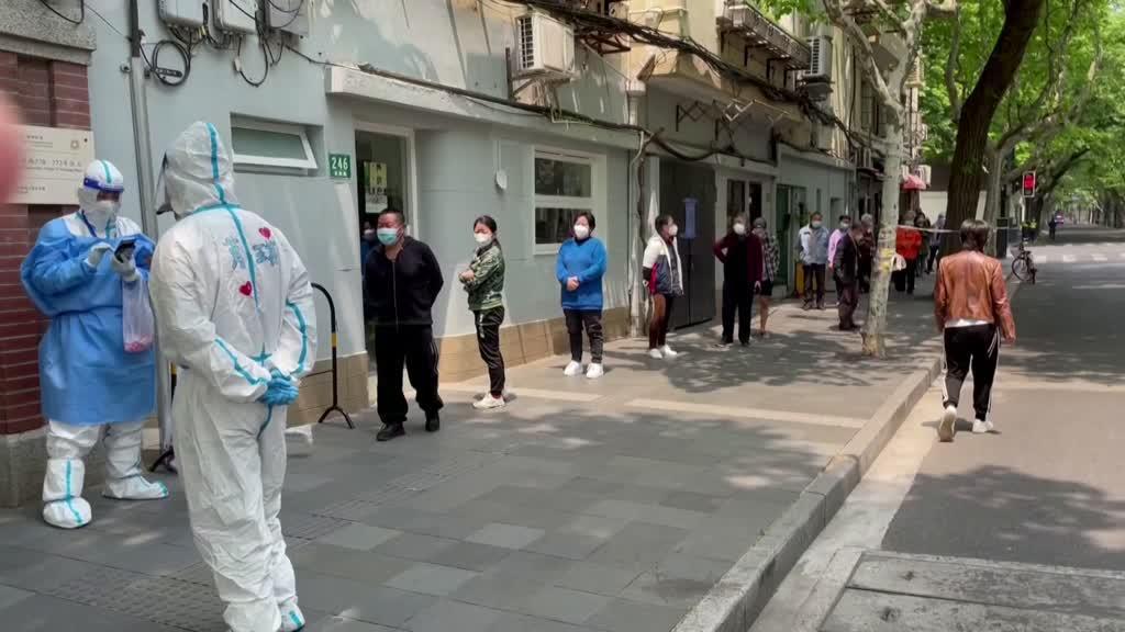 Em Xangai, os prédios com pessoas infetadas com covid estão isolados com gradeamento