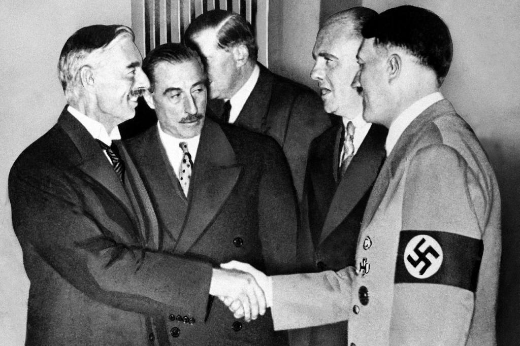 Neville Chamberlain e Adolf Hitler após o Acordo de Munique (AP)