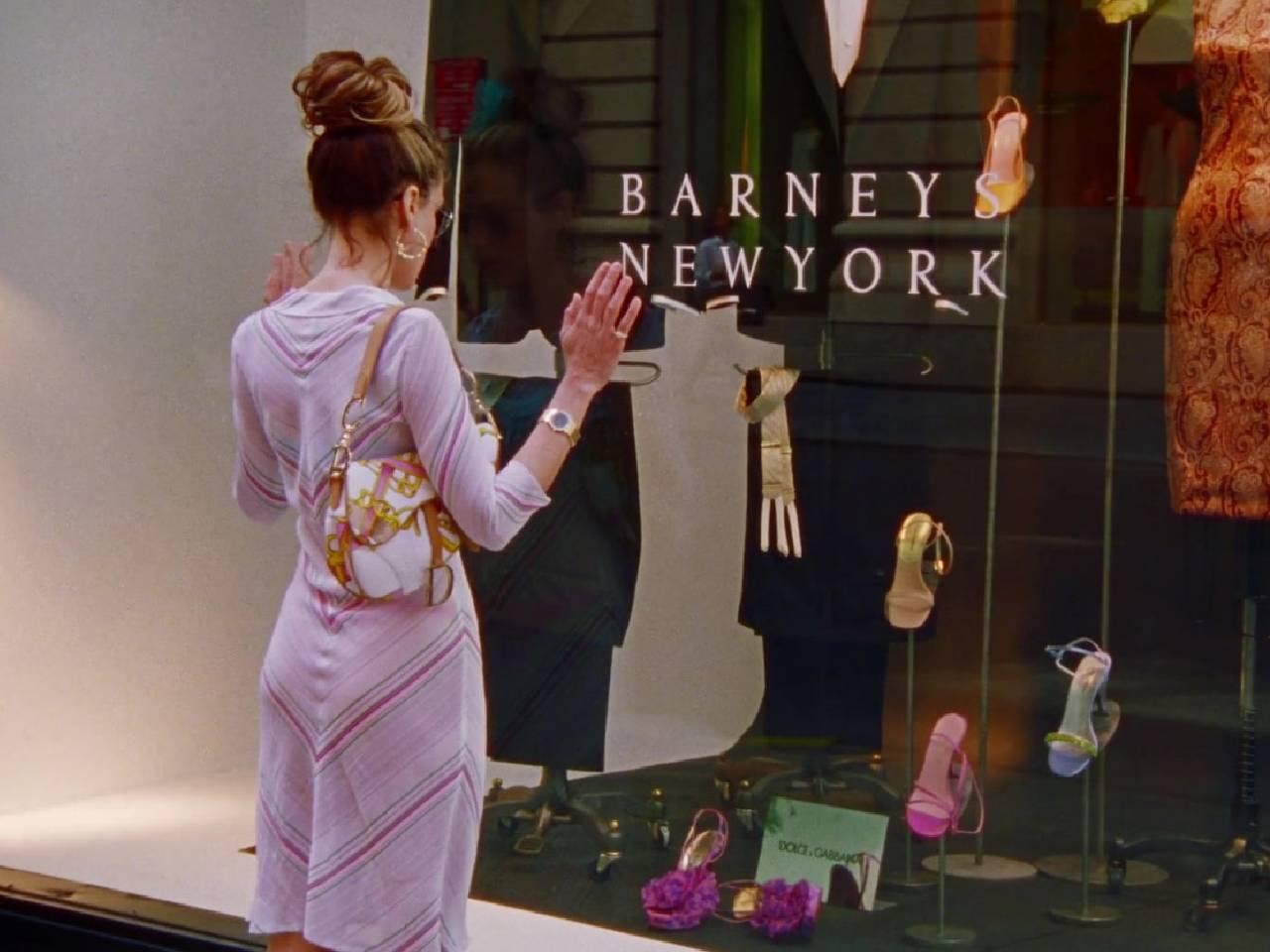 Carrie Bradshaw com uma saddle bag, em 'O Sexo e a Cidade'. Fotografia: D.R.